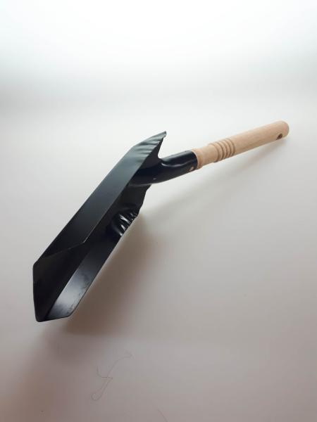 Kohleschaufel Metall schmal, schwarz mit Holzgriff